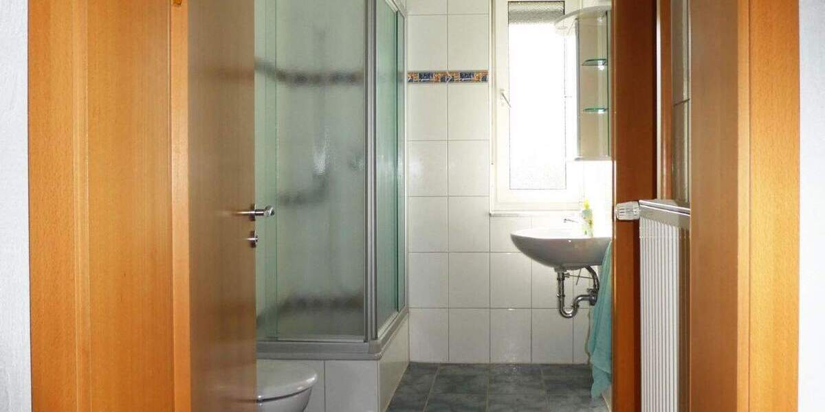 AUMÜLLER-Immobilien - Sympathische DHH mit Nebengebäude und sonnigere Hoffläche als Mietobjekt 4 zimmer