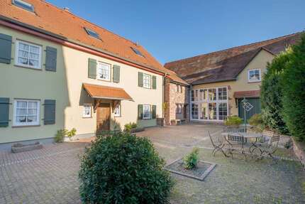 Haus zum Kaufen in Dietzenbach 1.100.000 € 404.62 m² 8 zimmer