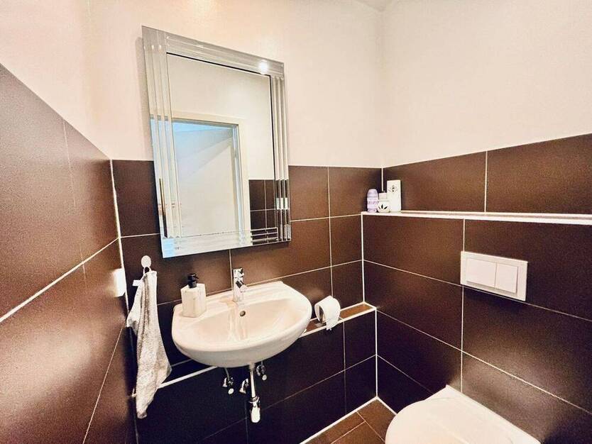 AS ImmobilieN: Furnished 3?BR??2?bath end-terrace house, fitted kitchen, home-cinema, terrace?yard