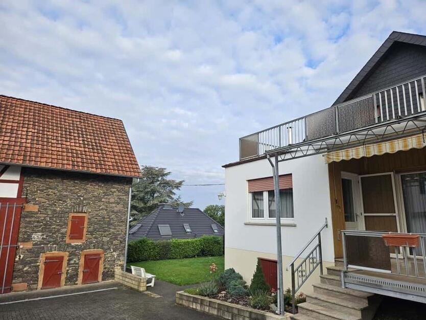 Einfamilienhaus mit Nebengebäuden und großem Hof zimmer