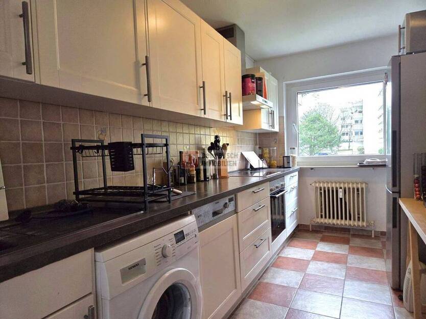 Top!! 4-Zimmer-Wohnung mit Stellplatz, Einbauküche und Loggia