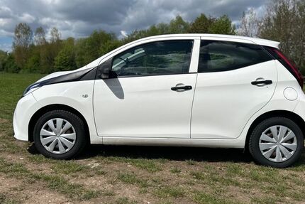 Toyota Aygo (X) 28.695 km 8.888 &euro; Darmstadt 64289