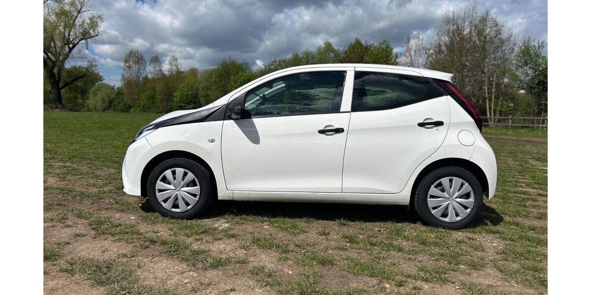 Toyota Aygo (X) 28.695 km 8.888 &euro; Darmstadt 64289