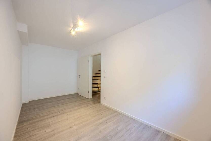 Schicke Maisonette-Wohnung mit sehr großer Sonnenterrasse und 2 Stellplätzen!