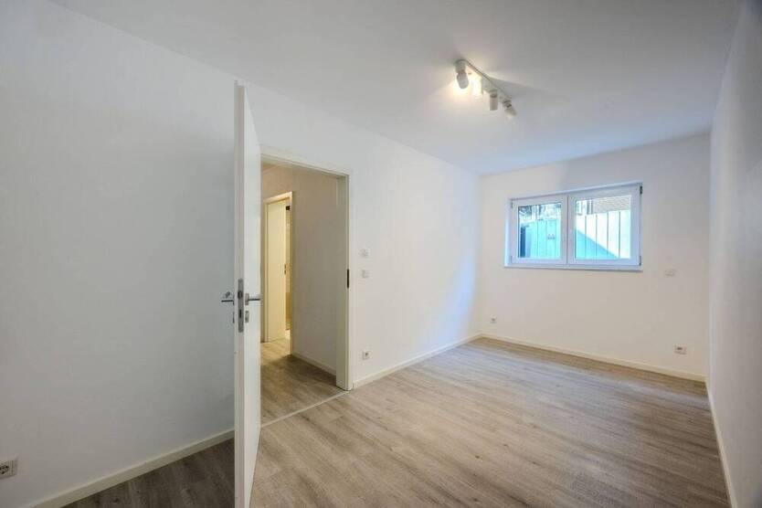 Schicke Maisonette-Wohnung mit sehr großer Sonnenterrasse und 2 Stellplätzen!