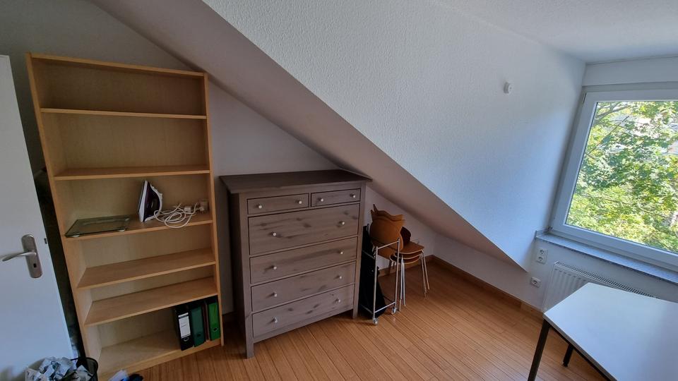 Geräumige und neuwertige 2-Zimmer-DG-Wohnung mit Balkon und Einba 2 zimmer