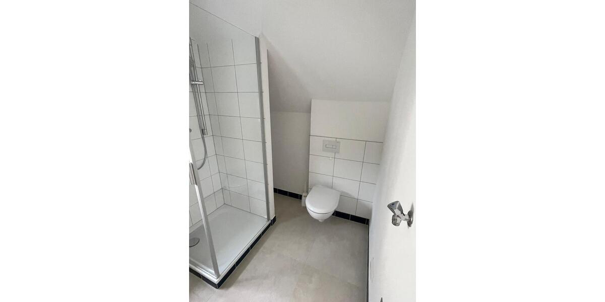 Sanierte Dachgeschosswohnung mit großer Terrasse und EBK 3 zimmer