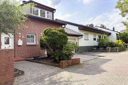 Haus zum Mieten in Eschborn-Niederhöchstadt 2.900 € 220 m²