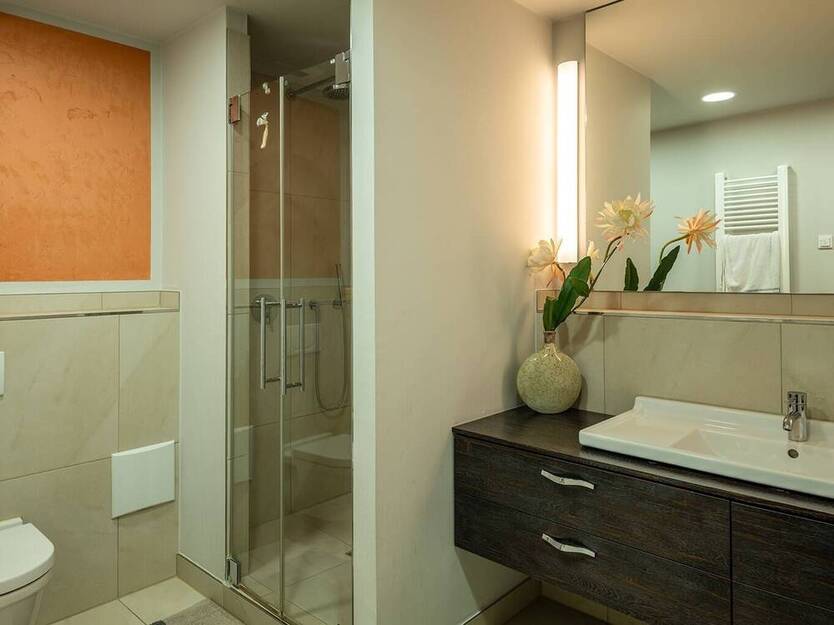 Zentrale LuxusWohnung mit Aufzug, Küche und 2 Balkone ready-to-move-in
