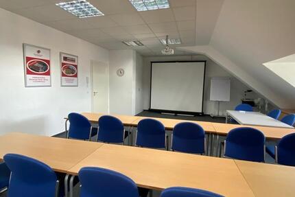SEMINARRAUM MIT KÜCHE, WC, OVERHEAD, BEAMER UND FLIPCHART ZU VERMIETEN - STUNDEN- ODER TAGEWEISE zimmer
