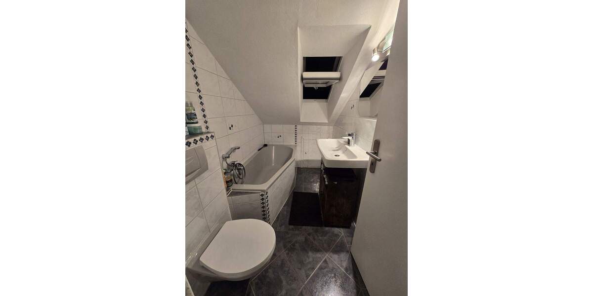 **VISTA Immobilien** Gemütliche Dachgeschoss-Wohnung mit modernem Wannenbad und Balkon 2 zimmer