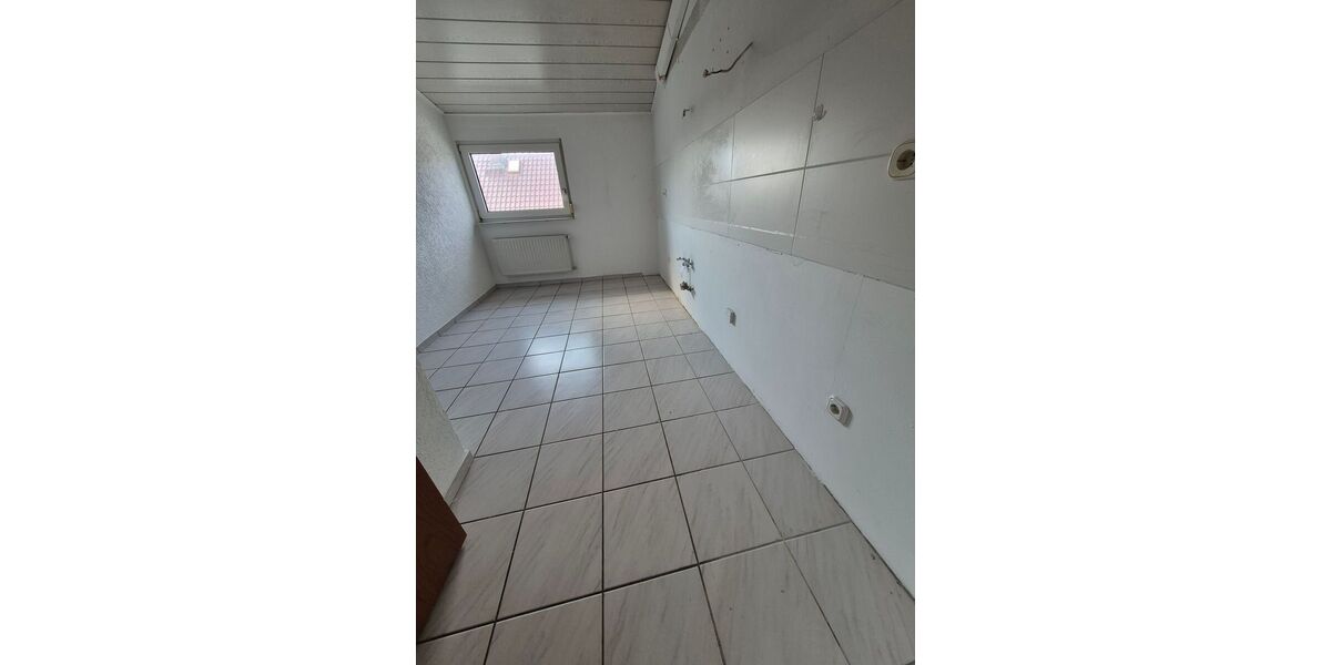 Bezugsfreie 2-Zimmer-DG-Wohnung (71 m²) mit Winterbalkon & Stellplatz in Walldorf - Appartement Mörfelden-Walldorf Walldorf | Angebot:26836061