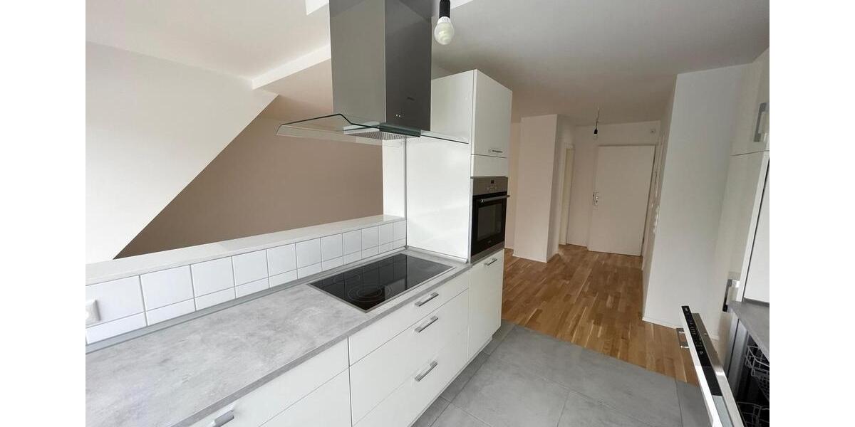 Sanierte Dachgeschosswohnung mit großer Terrasse und EBK 3 zimmer