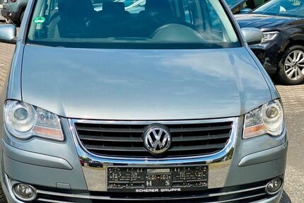 VW Touran 145.786 km 7.490 &euro; Kelsterbach 65451