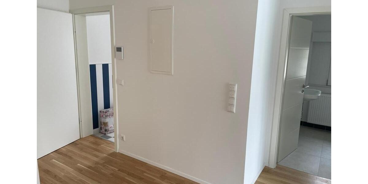 Sanierte Dachgeschosswohnung mit großer Terrasse und EBK 3 zimmer