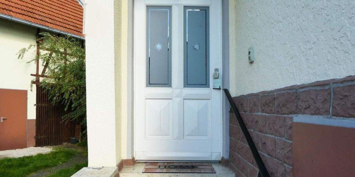 AUMÜLLER-Immobilien - Sympathische DHH mit Nebengebäude und sonnigere Hoffläche als Mietobjekt 4 zimmer