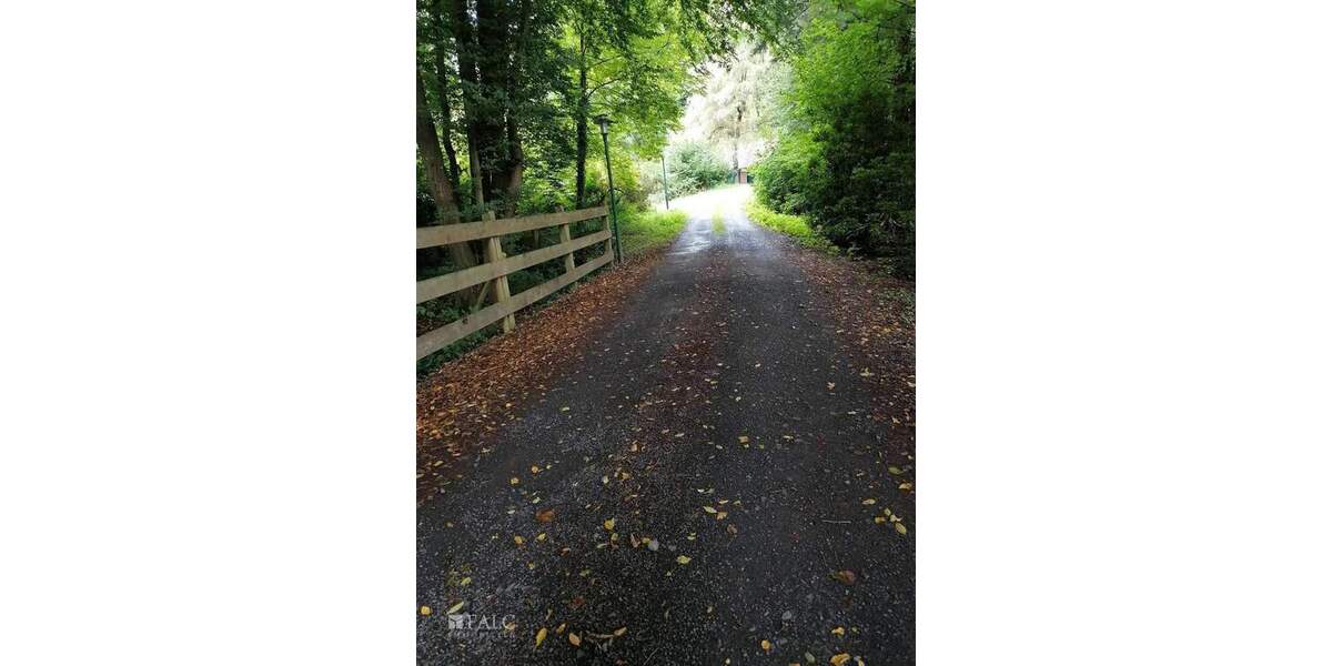 Grundstück in exclusiver Toplage mit Bestand der besonderen Art- zimmer