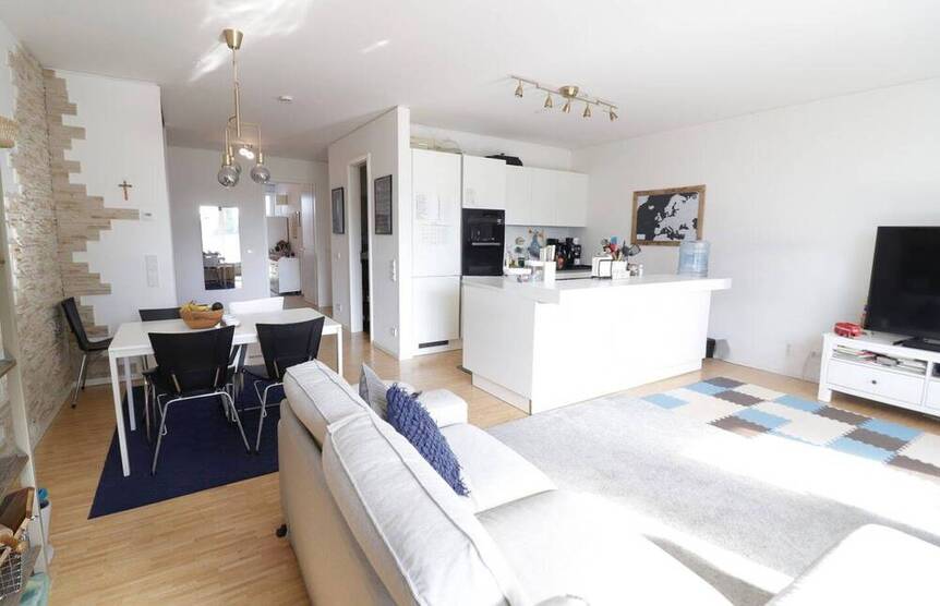 Moderne Vier-Zimmer-Wohnung mit großem Balkon