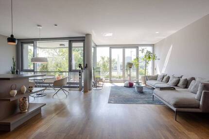 Luxuriös ausgestattete Wohnung mit Blick auf Main und Westhafen inklusive TG-Platz 3 zimmer