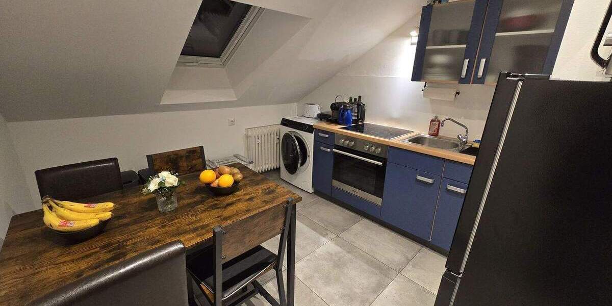 **VISTA Immobilien** Gemütliche Dachgeschoss-Wohnung mit modernem Wannenbad und Balkon 2 zimmer