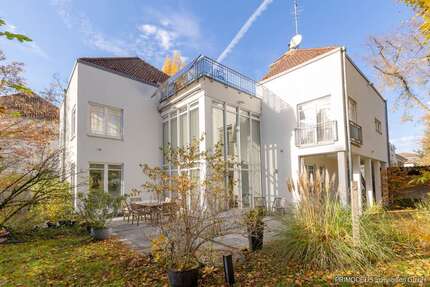 Haus zum Kaufen in Darmstadt 1.689.000 € 356.9 m² 7 zimmer