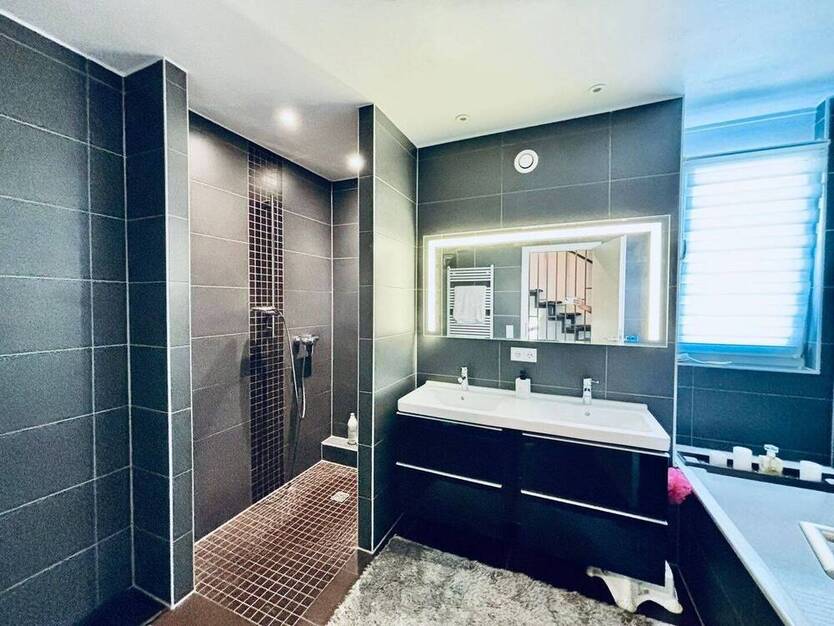 AS ImmobilieN: Furnished 3?BR??2?bath end-terrace house, fitted kitchen, home-cinema, terrace?yard