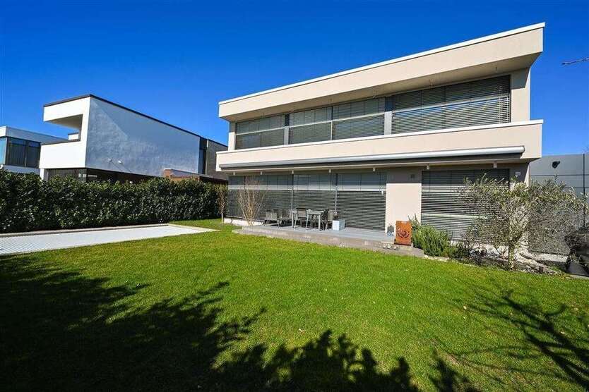 Haus zum Mieten in Frankfurt 10.000 € 284 m²