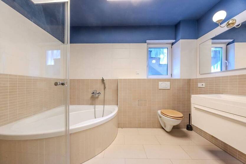 Schicke Maisonette-Wohnung mit sehr großer Sonnenterrasse und 2 Stellplätzen!