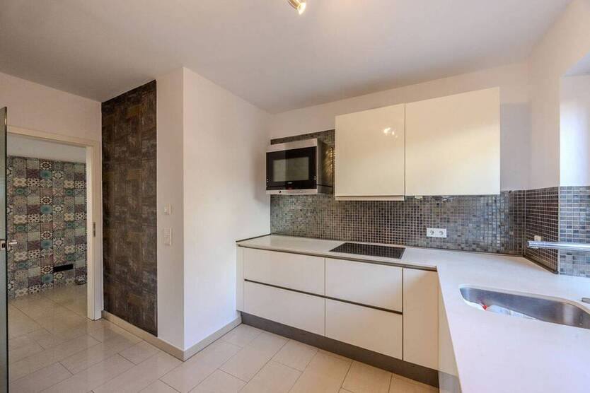 Schicke Maisonette-Wohnung mit sehr großer Sonnenterrasse und 2 Stellplätzen!