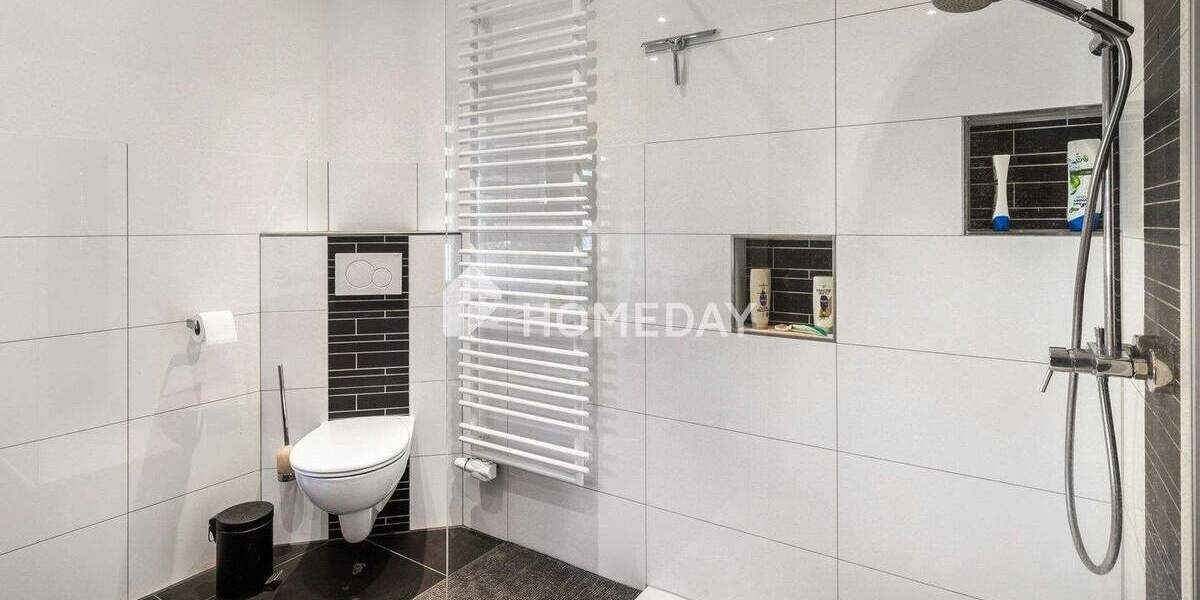 Gepflegtes MFH mit PV, Wallbox, Garagen, Balkonen & Ausbaupotenzial in ruhiger Lage 1 zimmer