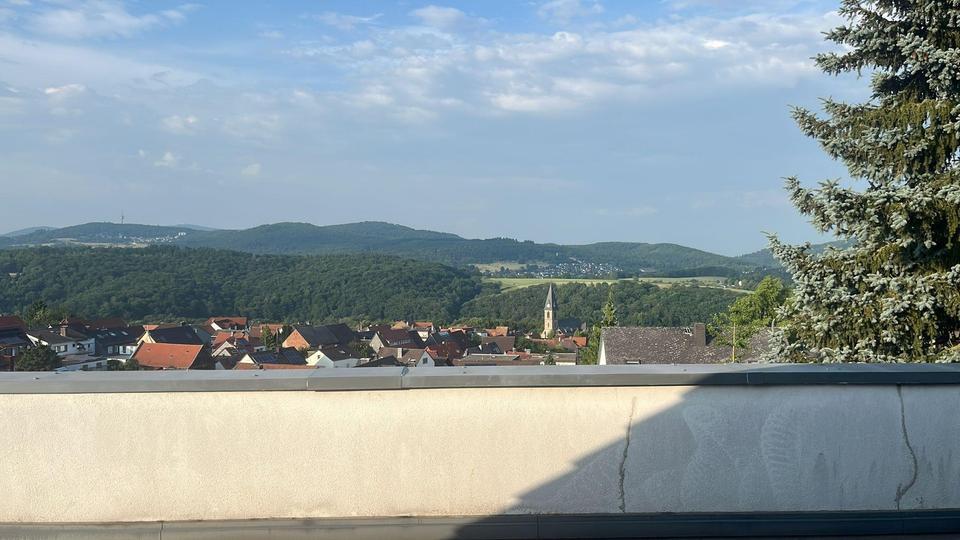 Attraktive renovierte 3 Zi. Dachwohnung mit neuer EBK und großer Terrasse mit Top-Blick zimmer