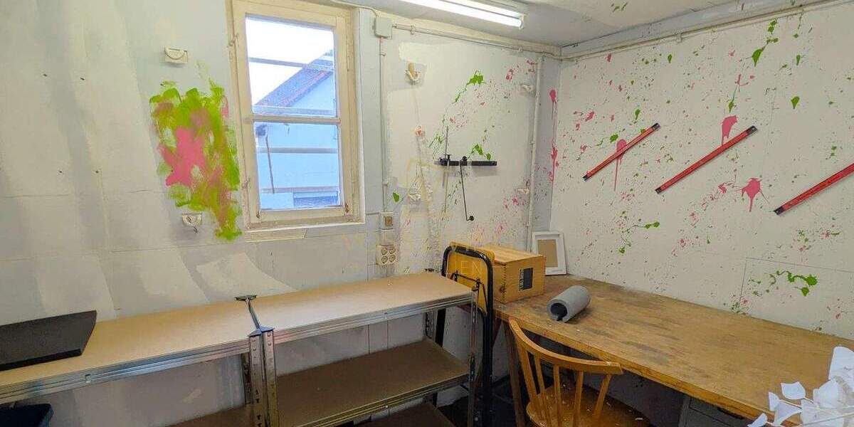 Großes potentialträchtiges Haus mit Garten, Balkon, 3 KFZ Stellplätzen, Keller und Nebengebäude 1 zimmer