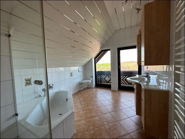 Einfamilienhaus Mömbris - 8 Zimmer, 350 m&sup2;, 2.700&euro; | Angebot:26367496