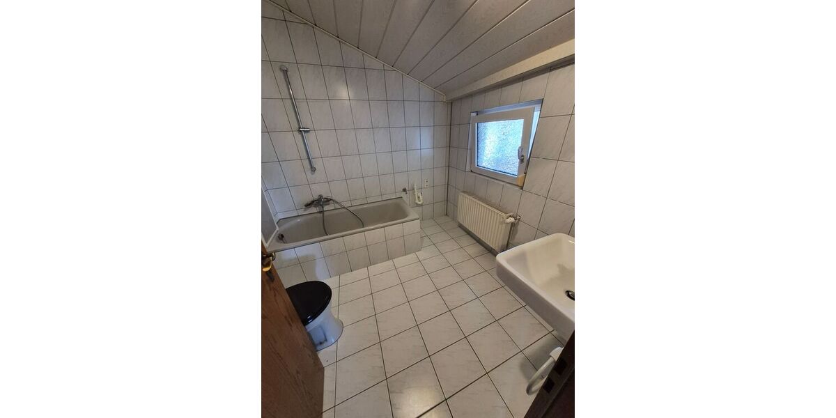 Großzügige 2-Zimmer-Dachgeschosswohnung m. Winterbalkon, Stellplatz u. beghbr. Kleiderschrank - Appartement Mörfelden-Walldorf Walldorf | Angebot:26966642
