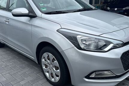 Hyundai i20 83.739 km 8.400 € FRANKFURT AM MAIN 60488