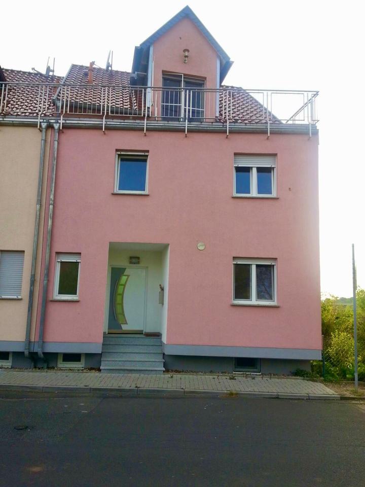 Geräumige Doppelhaushälfte in Kelsterbach – ruhig gelegen, gut an