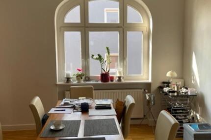 Renovierte 3-Zimmer-Wohnung mit Einbauküche in stilvollen schönen zimmer