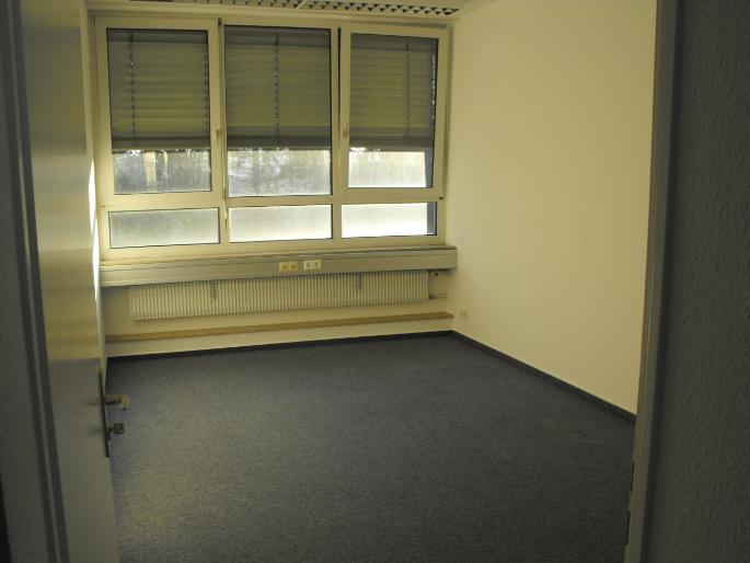 Zentraler abgeschlossener Büroraum im modernen Bürogebäude sofort verfügbar zimmer