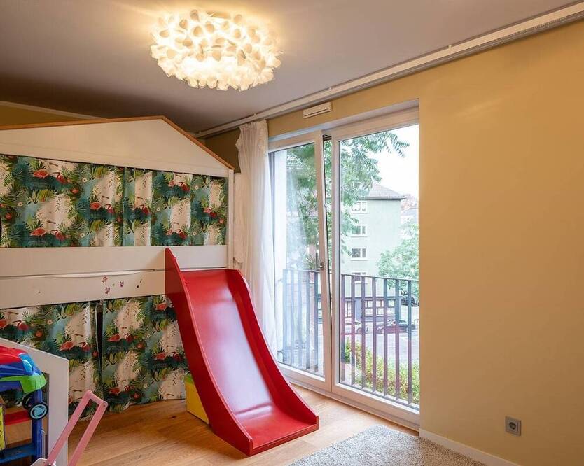 Zentrale LuxusWohnung mit Aufzug, Küche und 2 Balkone ready-to-move-in