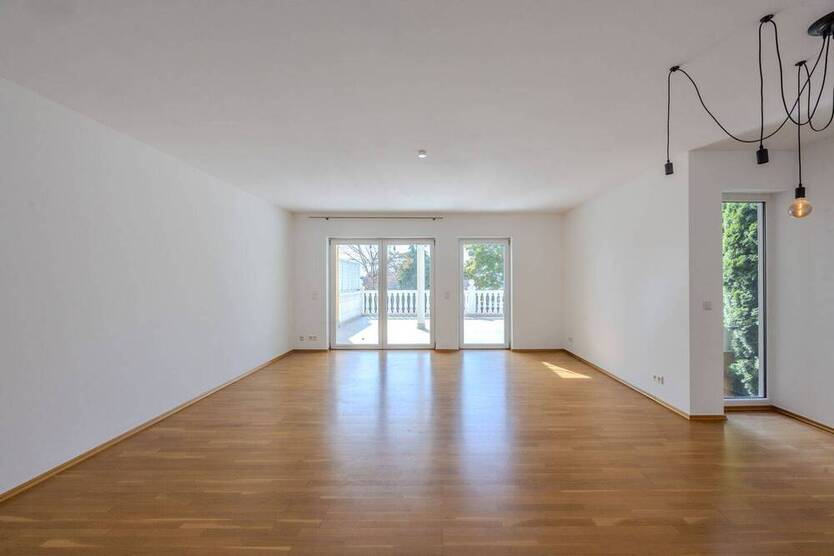 Schicke Maisonette-Wohnung mit sehr großer Sonnenterrasse und 2 Stellplätzen!