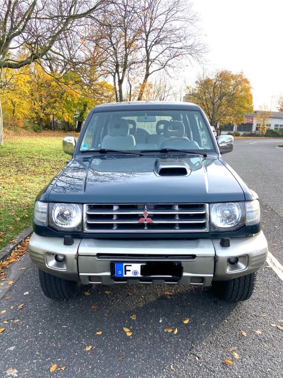 Mitsubishi Pajero 220.000 km 12.900 € Frankfurt 60439
