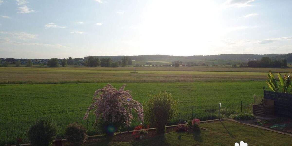BERK Immobilien - Gepflegtes Einfamilienhaus mit schönem Garten in unverbaubarer Feldrandlage 6 zimmer