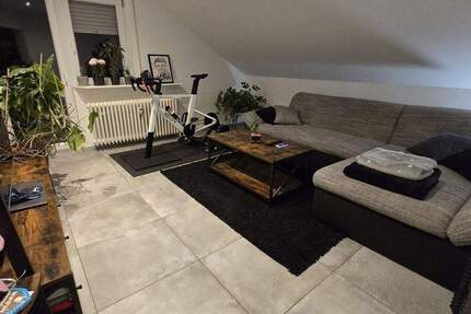 **VISTA Immobilien** Gemütliche Dachgeschoss-Wohnung mit modernem Wannenbad und Balkon 2 zimmer