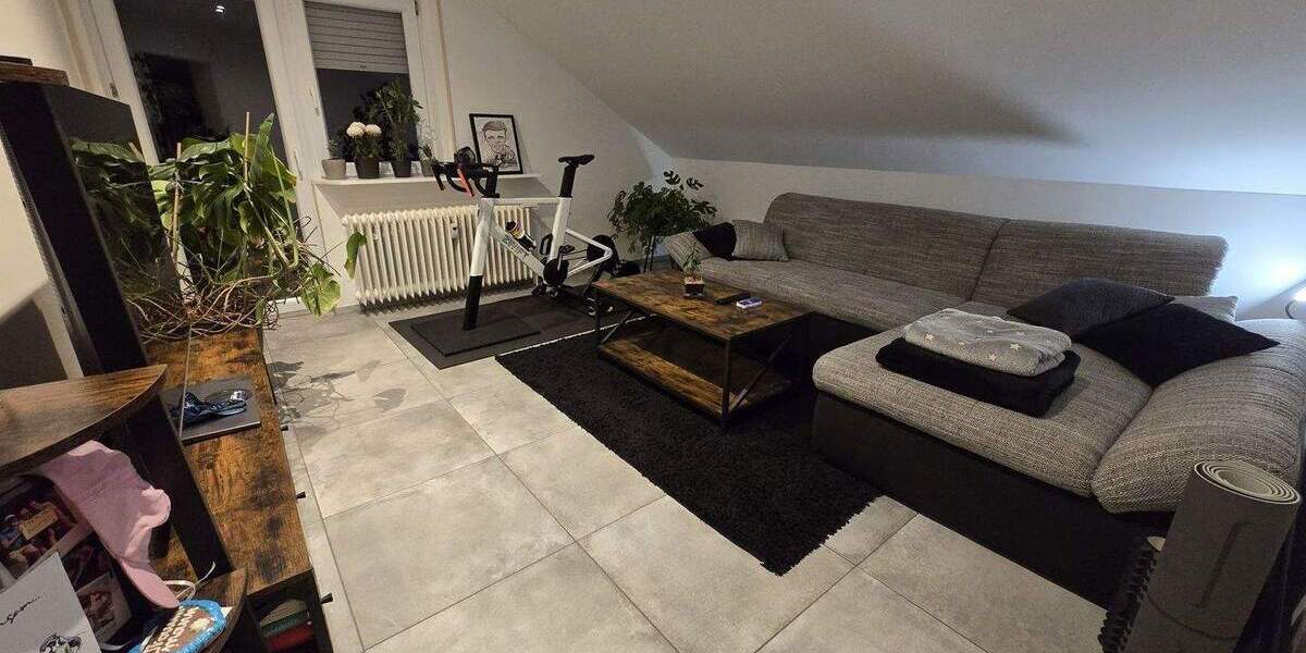 **VISTA Immobilien** Gemütliche Dachgeschoss-Wohnung mit modernem Wannenbad und Balkon 2 zimmer