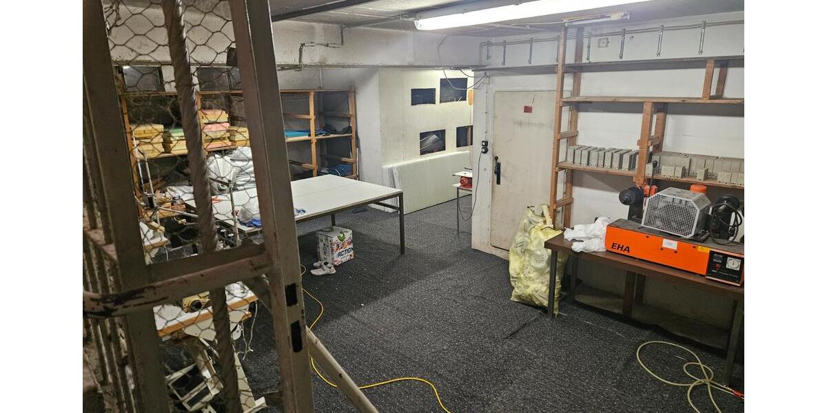 Lagerfläche Keller mit Aufzug zimmer