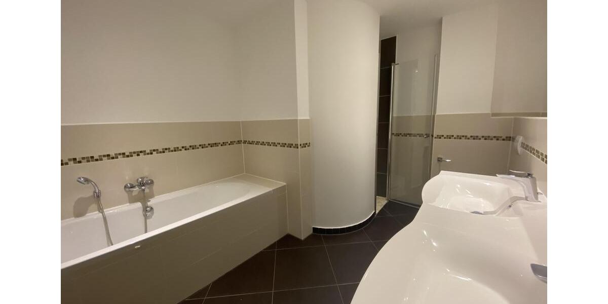 Dachgeschoßwohnung Frankfurt am Main Niederrad - 4 Zimmer, 133 m&sup2;, 2.100&euro; | Angebot:26505068