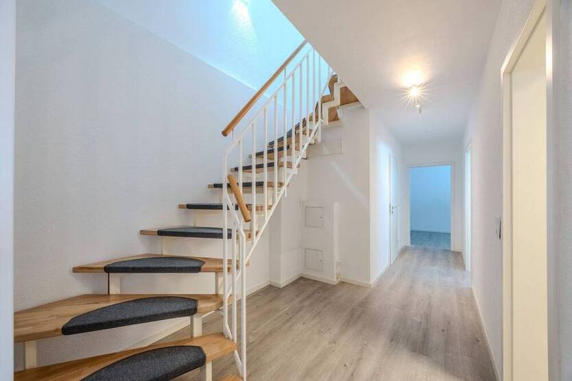 Schicke Maisonette-Wohnung mit sehr großer Sonnenterrasse und 2 Stellplätzen!