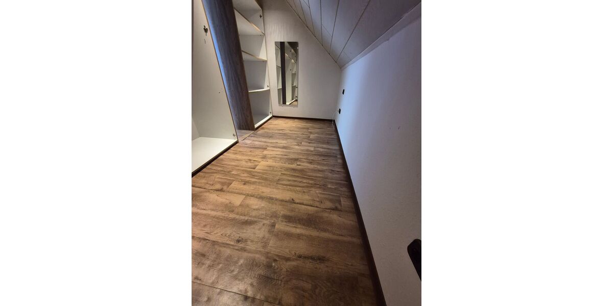 Bezugsfreie 2-Zimmer-DG-Wohnung (71 m²) mit Winterbalkon & Stellplatz in Walldorf - Appartement Mörfelden-Walldorf Walldorf | Angebot:26836061