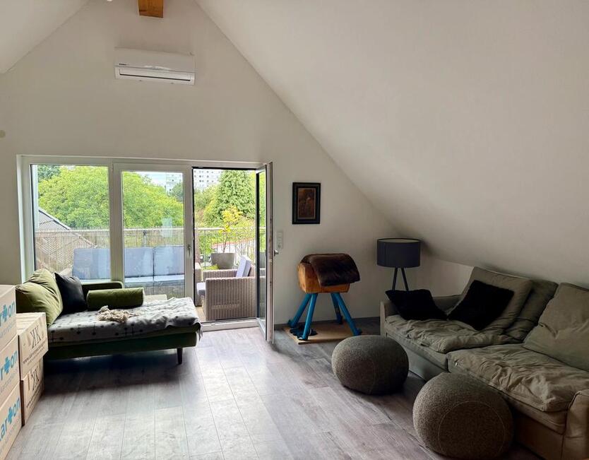 Moderne 3 Zimmer DG Wohnung mit EBK, Balkon in Frankfurt Seckbach