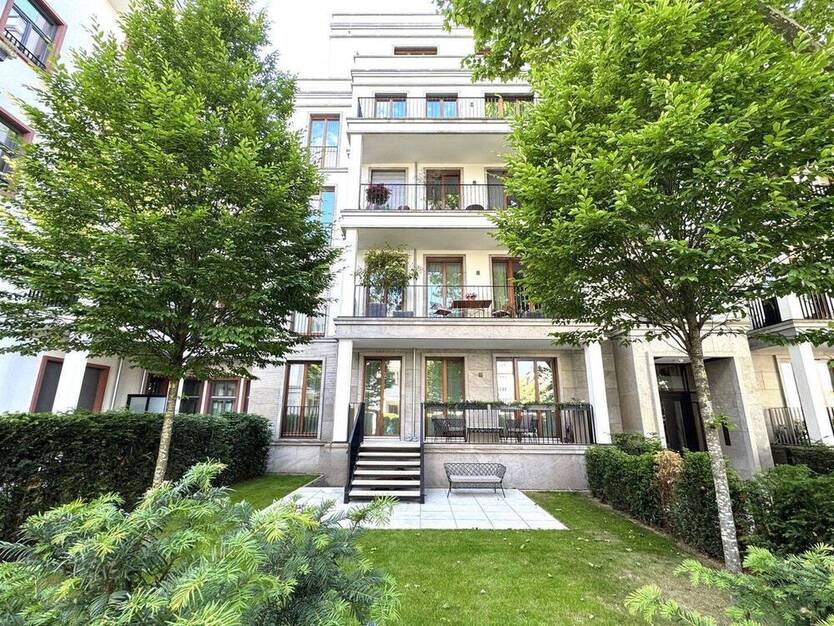 Stilvoll möblierte Wohnung mit Terrassen, eigenem Garten und Tiefgaragenplätzen in bester Lage